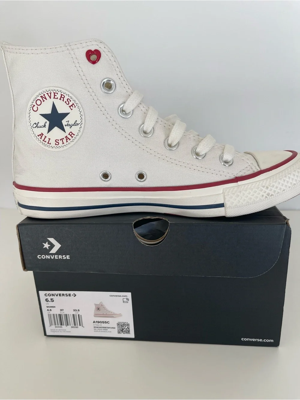 Converse Chuck Taylor All Star High top Women 6.5 Hearts style A19055C NIB